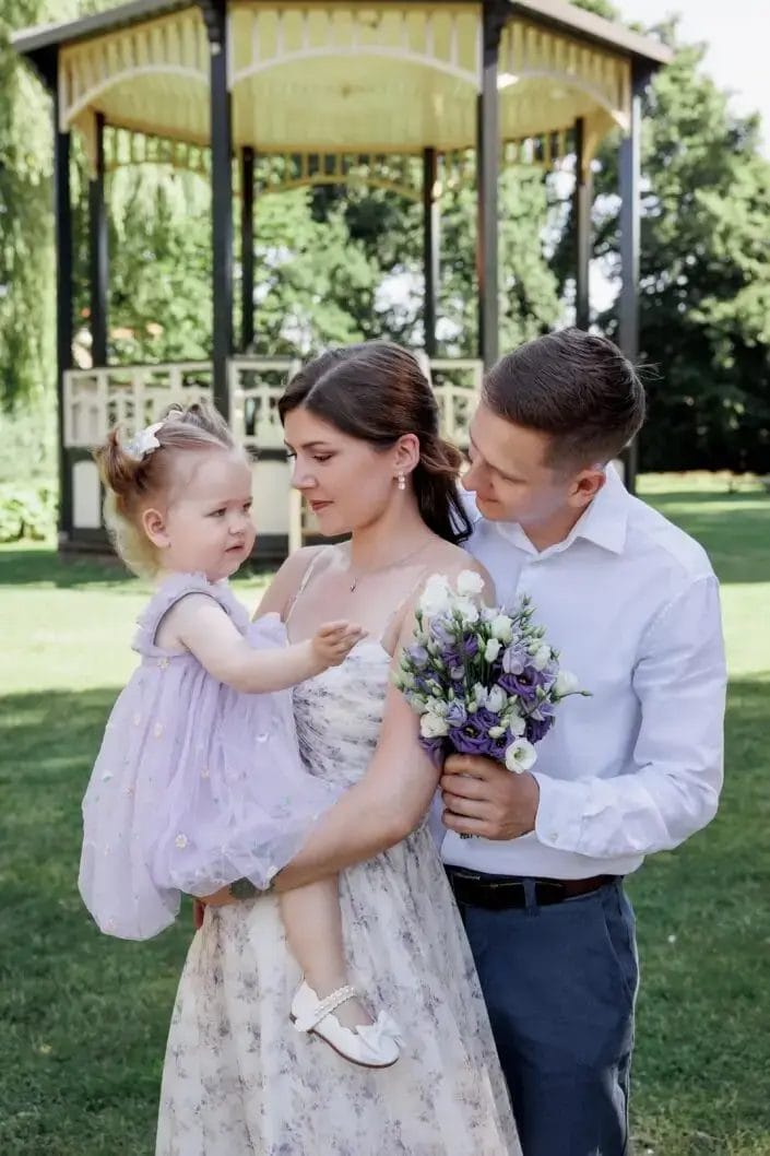 Familie SG tijdens een familieshoot in Park Woerthe – liefdevolle en tijdloze foto’s gemaakt door Viktoria Jensen Fotografie 09