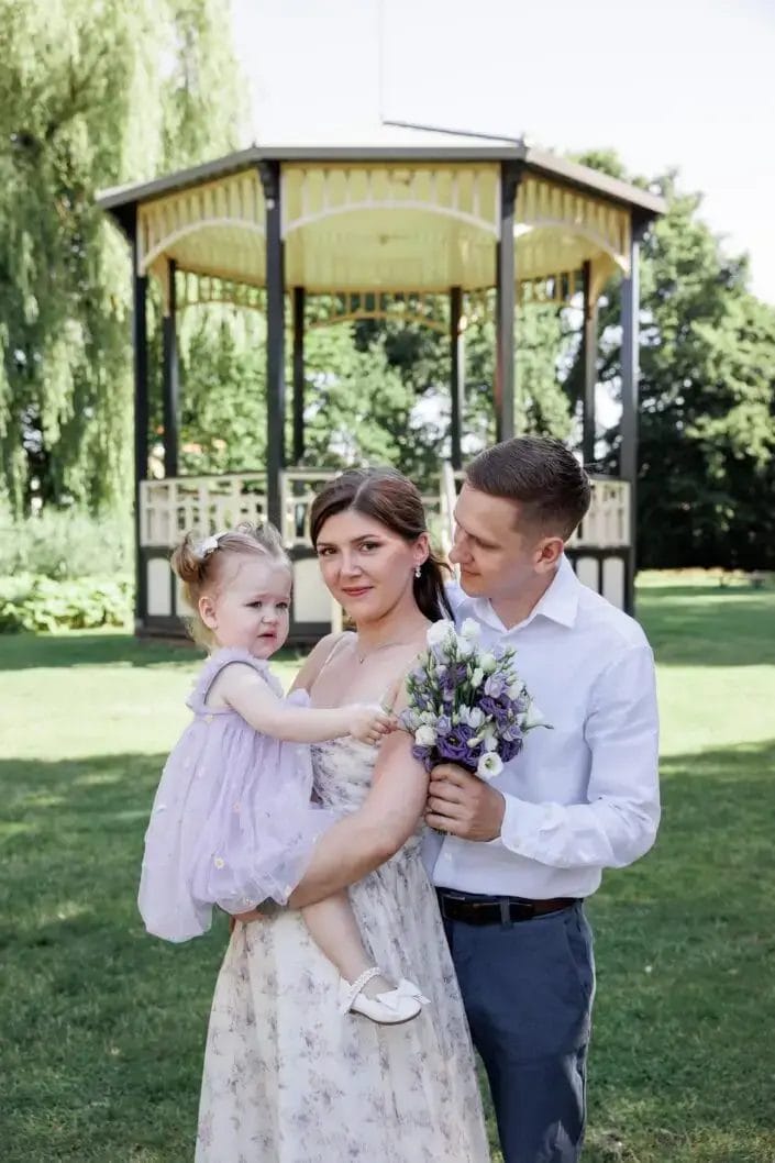 Familie SG tijdens een familieshoot in Park Woerthe – liefdevolle en tijdloze foto’s gemaakt door Viktoria Jensen Fotografie 12