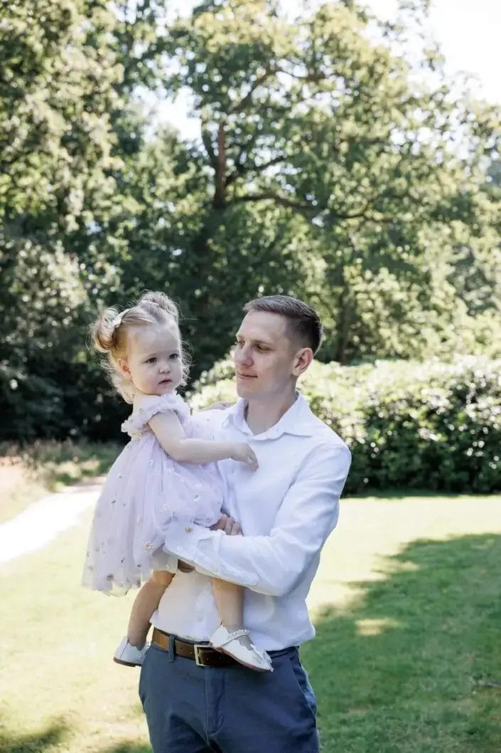 Familie SG tijdens een familieshoot in Park Woerthe – liefdevolle en tijdloze foto’s gemaakt door Viktoria Jensen Fotografie 13
