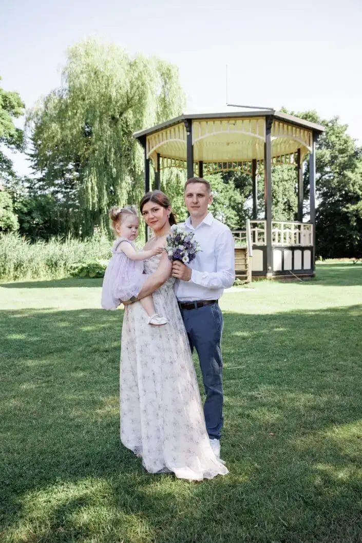 Familie SG tijdens een familieshoot in Park Woerthe – liefdevolle en tijdloze foto’s gemaakt door Viktoria Jensen Fotografie 16
